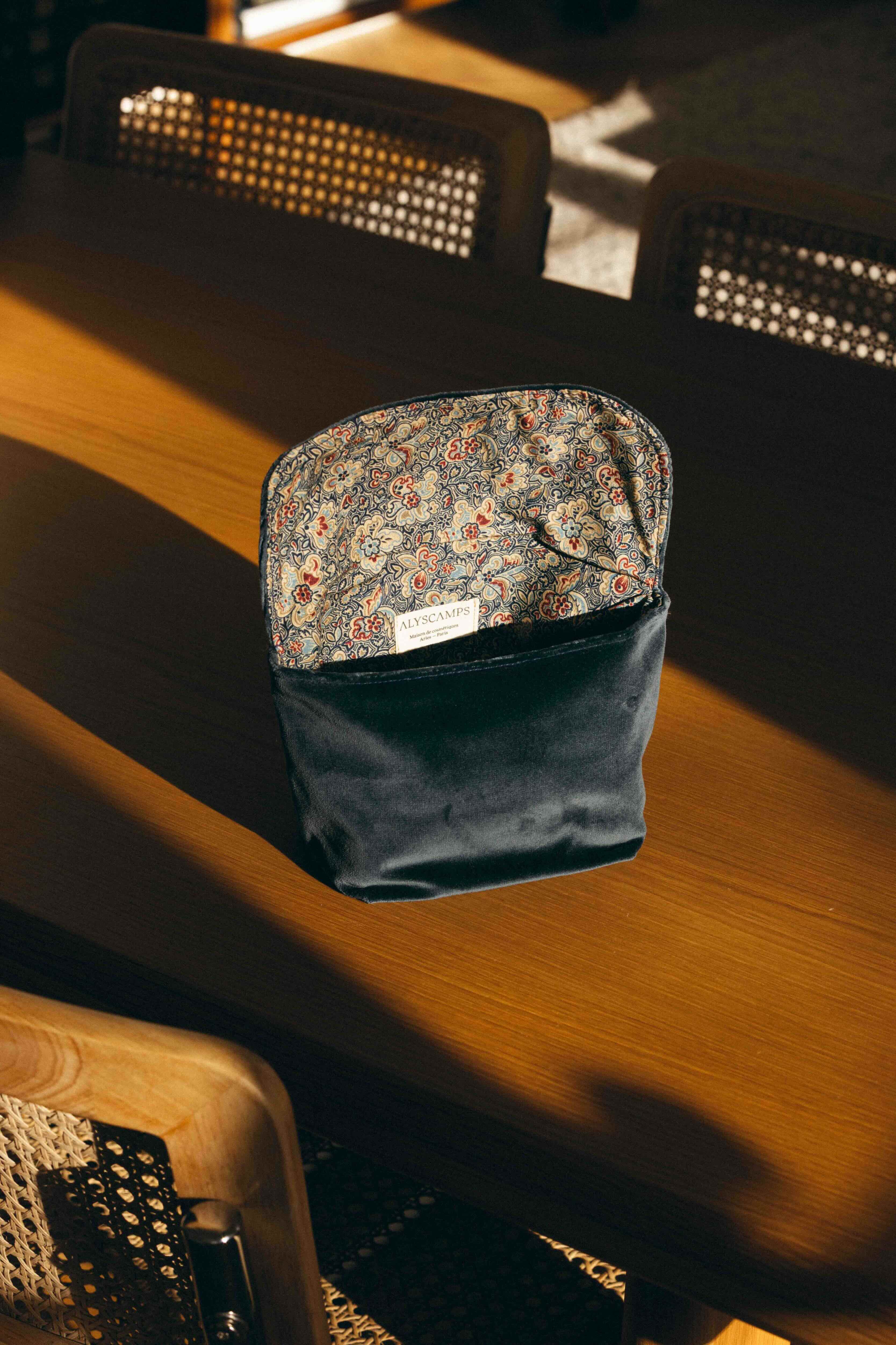 La Trousse en velours bleu