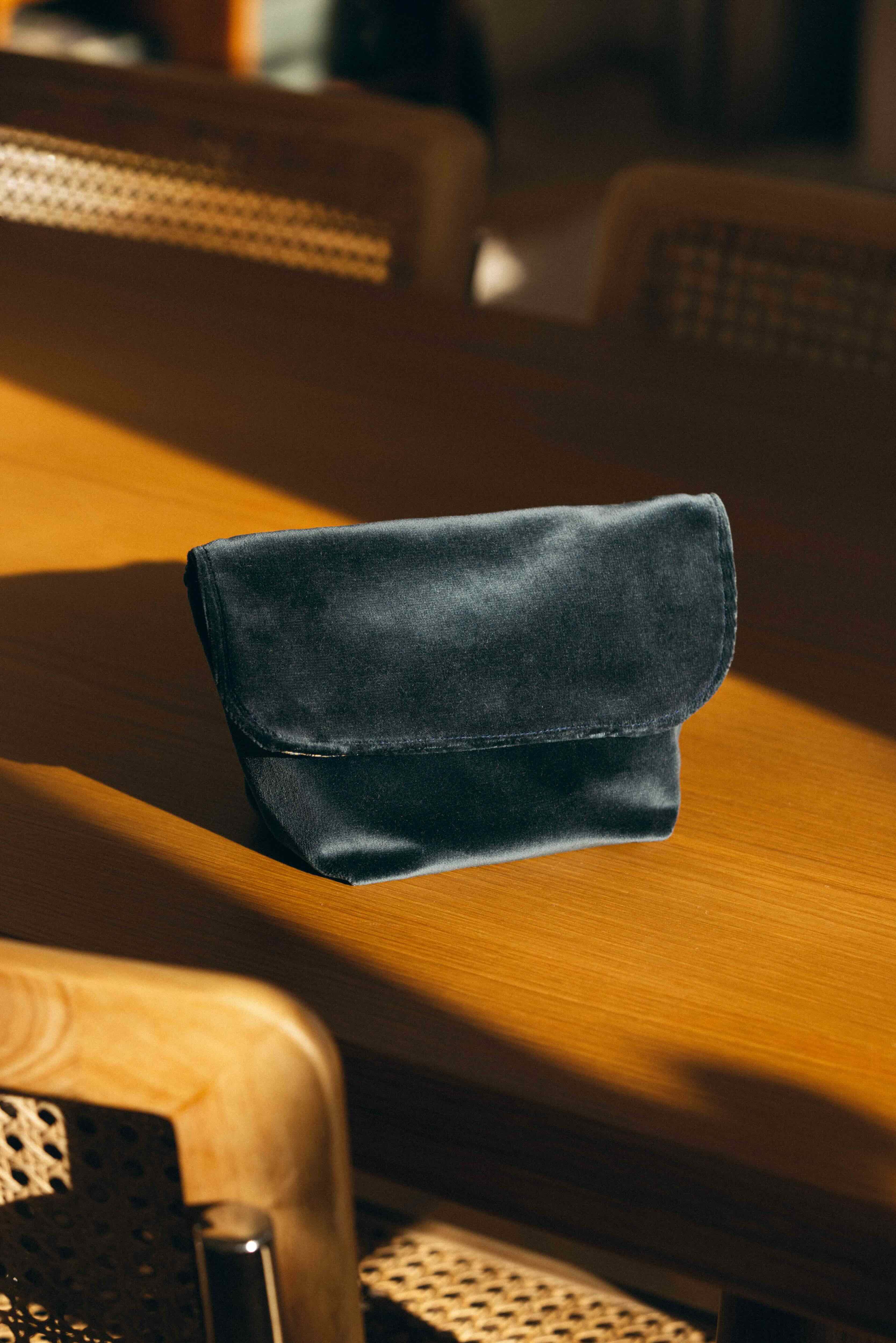 La Trousse en velours bleu