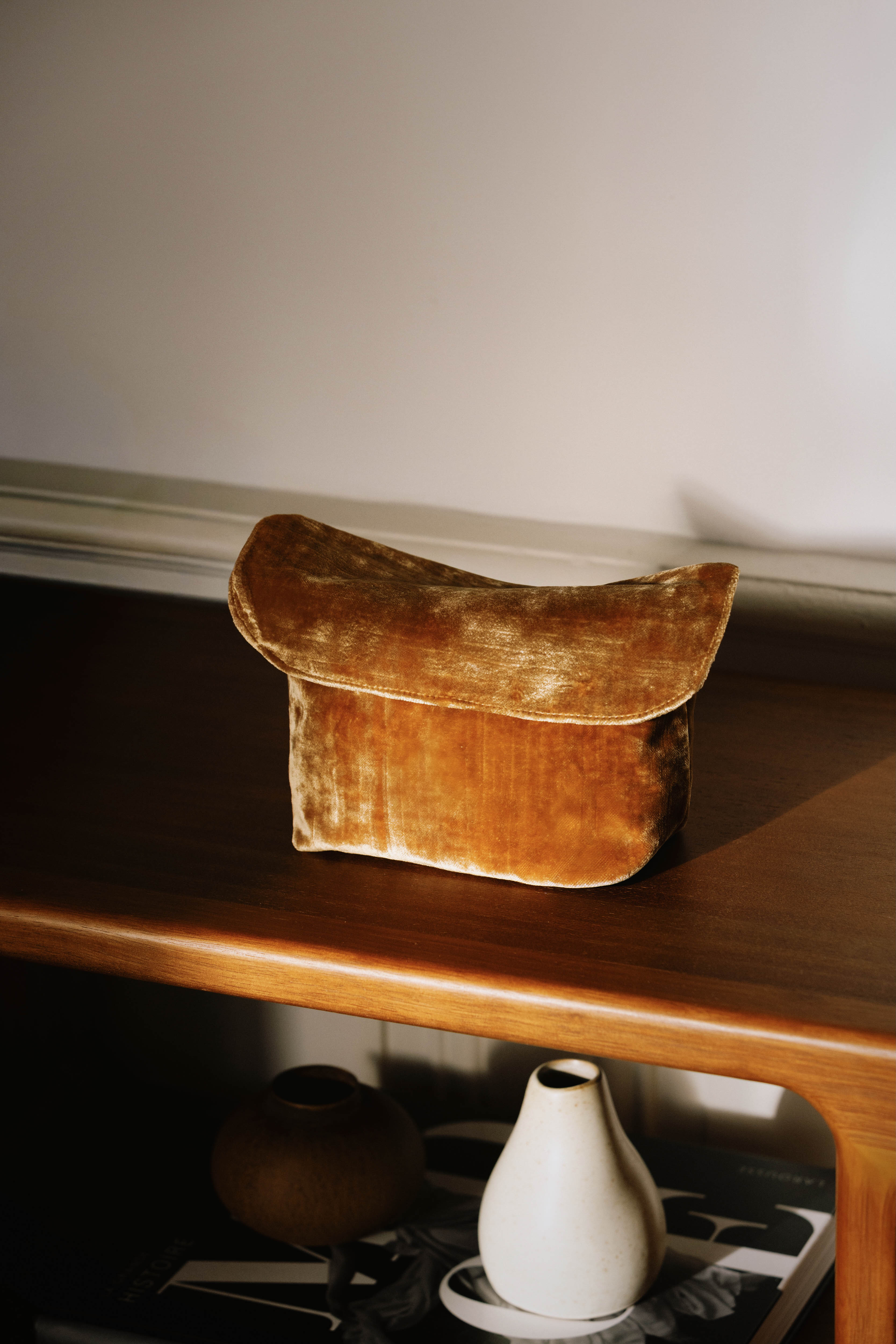 Trousse en velours doré