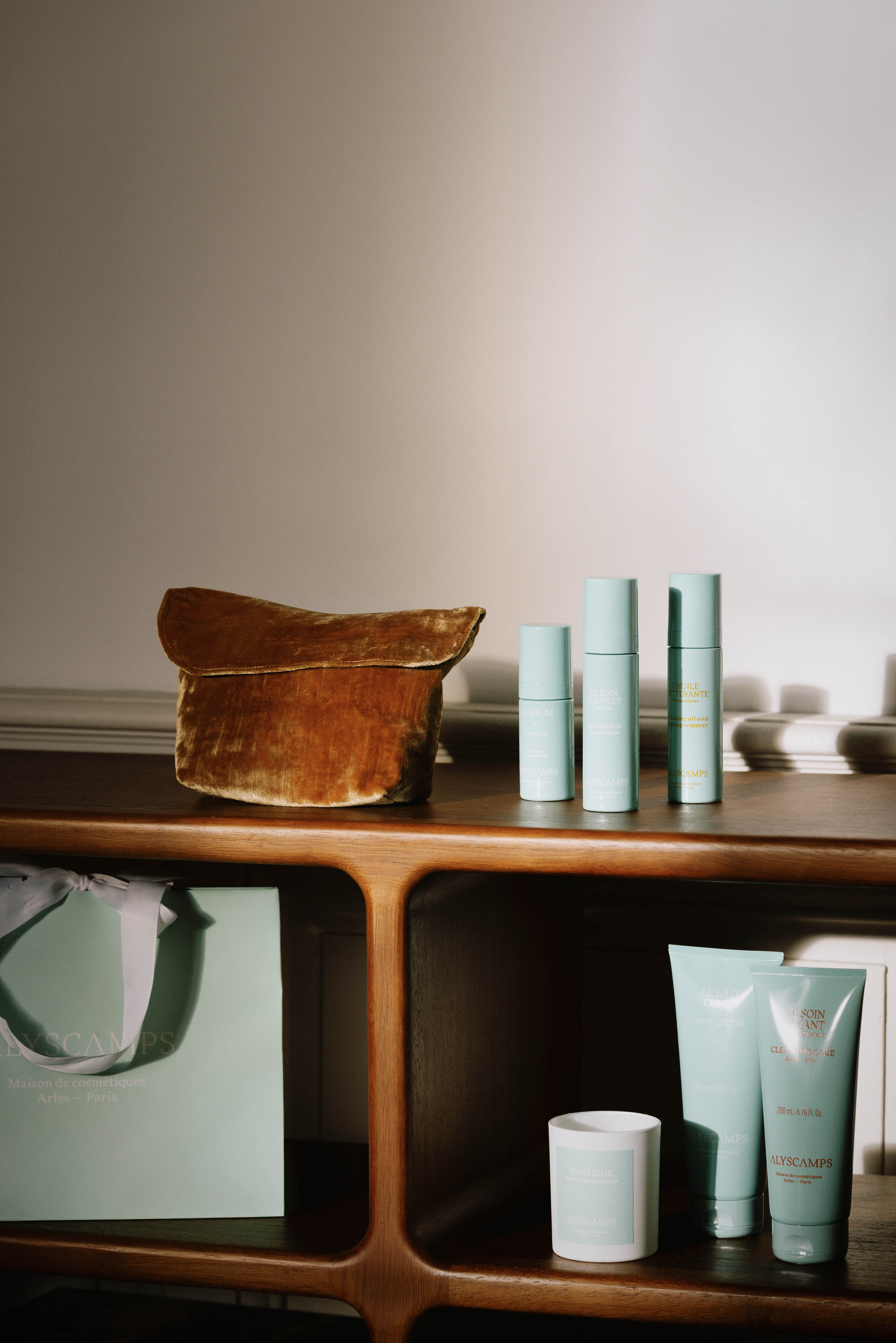 Trousse en velours doré